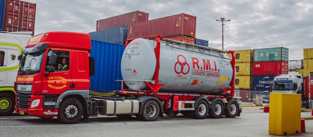 RMI-Tankcontainer auf einem Lastwagen für die erste Meile zur Terminalanlage